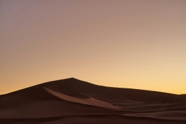 黄昏下的山丘风景图