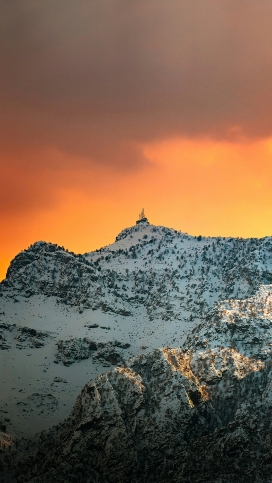 晚霞下的雪山风景图