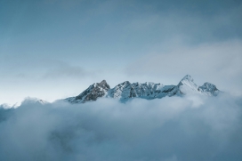 云雾中耸立的雪山山峰