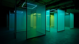 Chromasonic为谷歌在米兰安装“光线可闻，声音可见”的万花筒屏风彩色玻璃空间