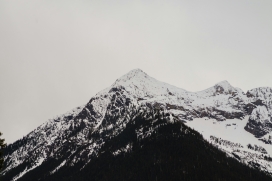 被雪覆盖的雪山