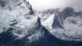 壮观的雪山山脊山脉风景