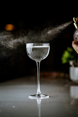 给装满水的高脚杯喷水