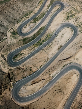 高空俯拍的多弯道公路