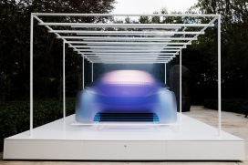 Marjan van Aubel在迈阿密使用光伏板创建的雷克萨斯照明装置