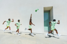 身穿绿色衣奔跑扔衣服的运动员