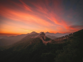 山间的粉红色晚霞