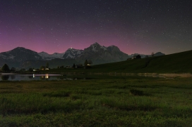 紫色星空下的雪山度假湖泊村