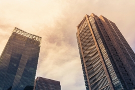 仰拍两栋写字楼图片