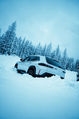 BMW XM-冬季宝马XM汽车