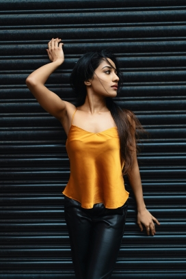 身穿金黄色背靠墙的国外女郎