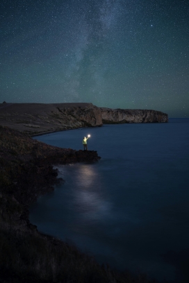 海岛边举手拿灯笼的图