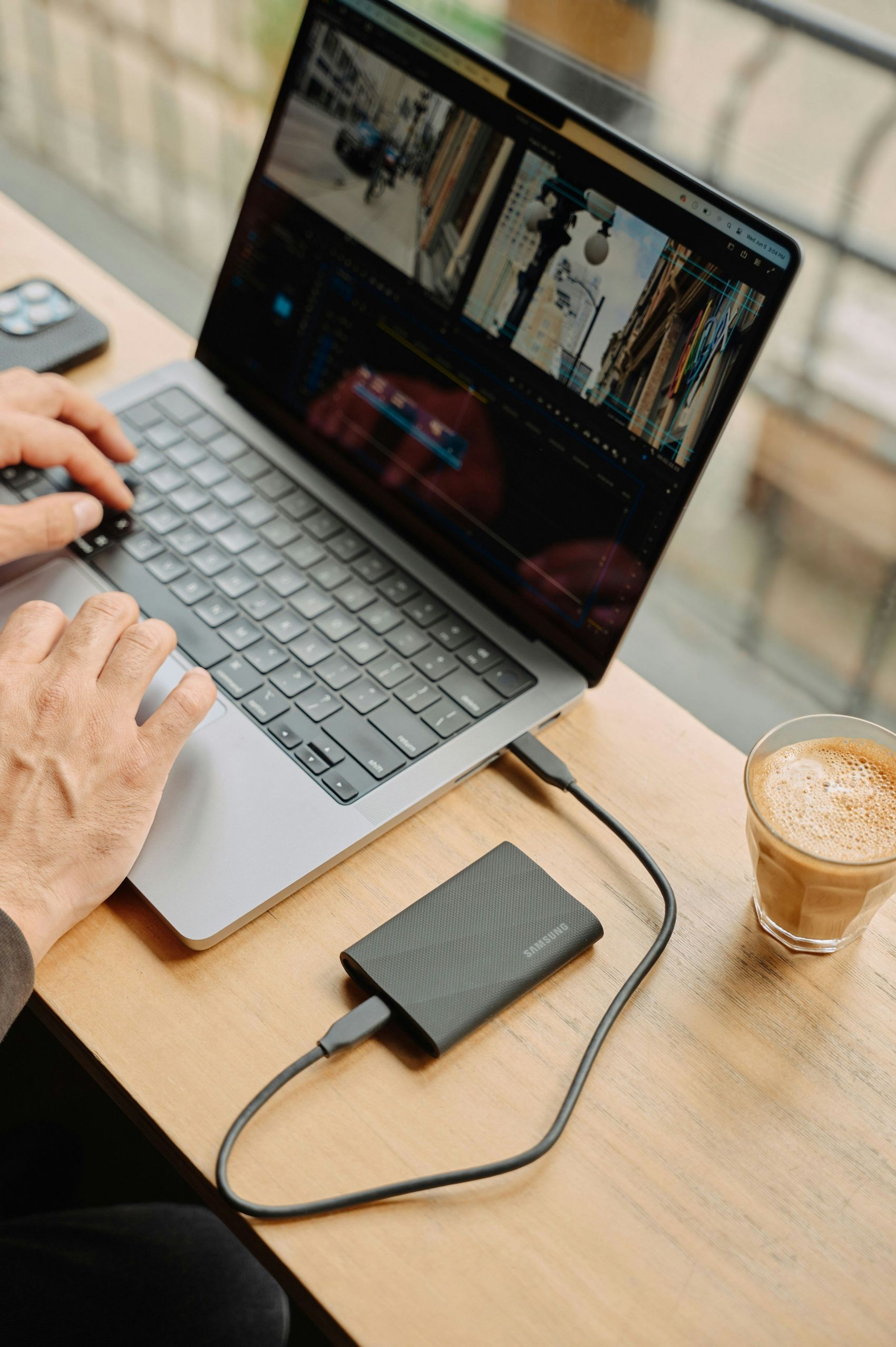 插入三星移动硬盘办公的笔记本电脑图片