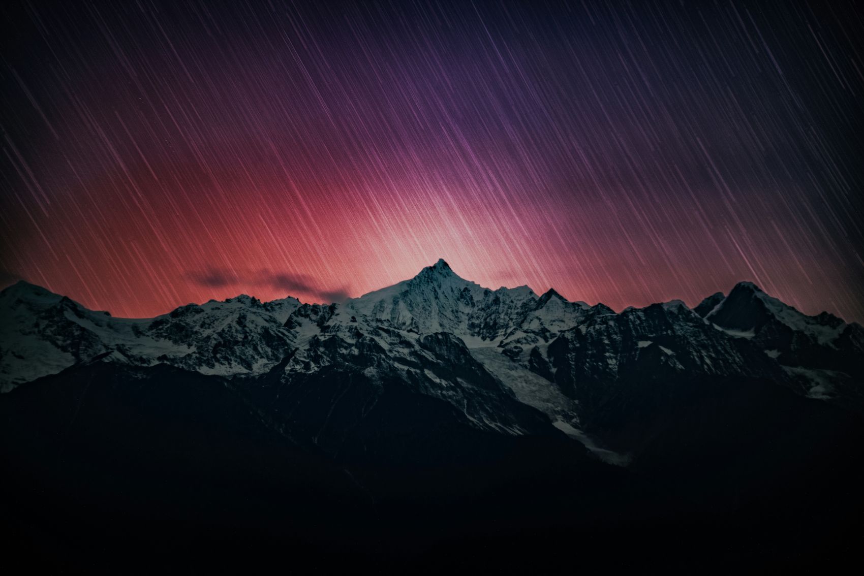 粉红色霞光下的雪山图片