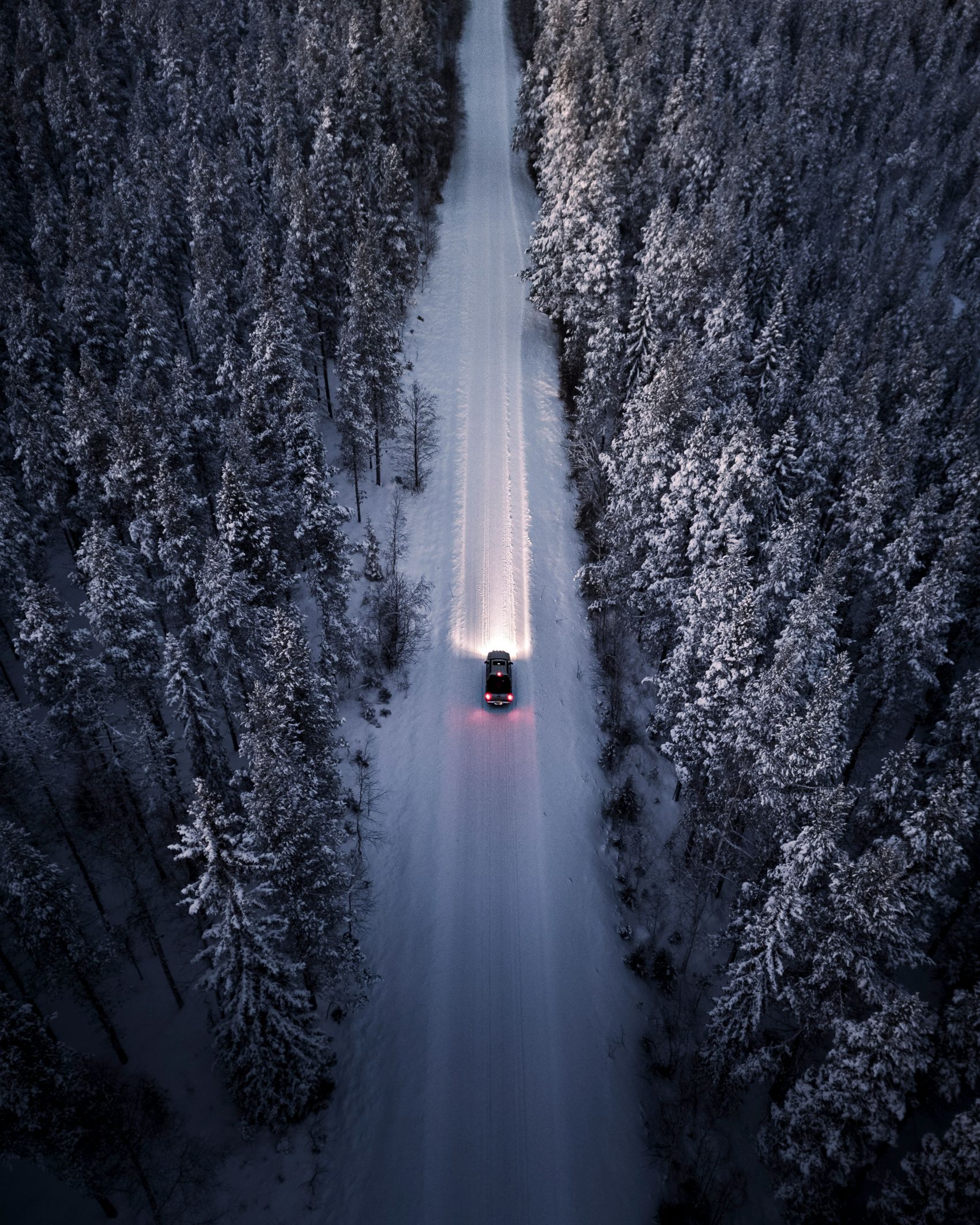 冬季行驶在马路上的汽车图片