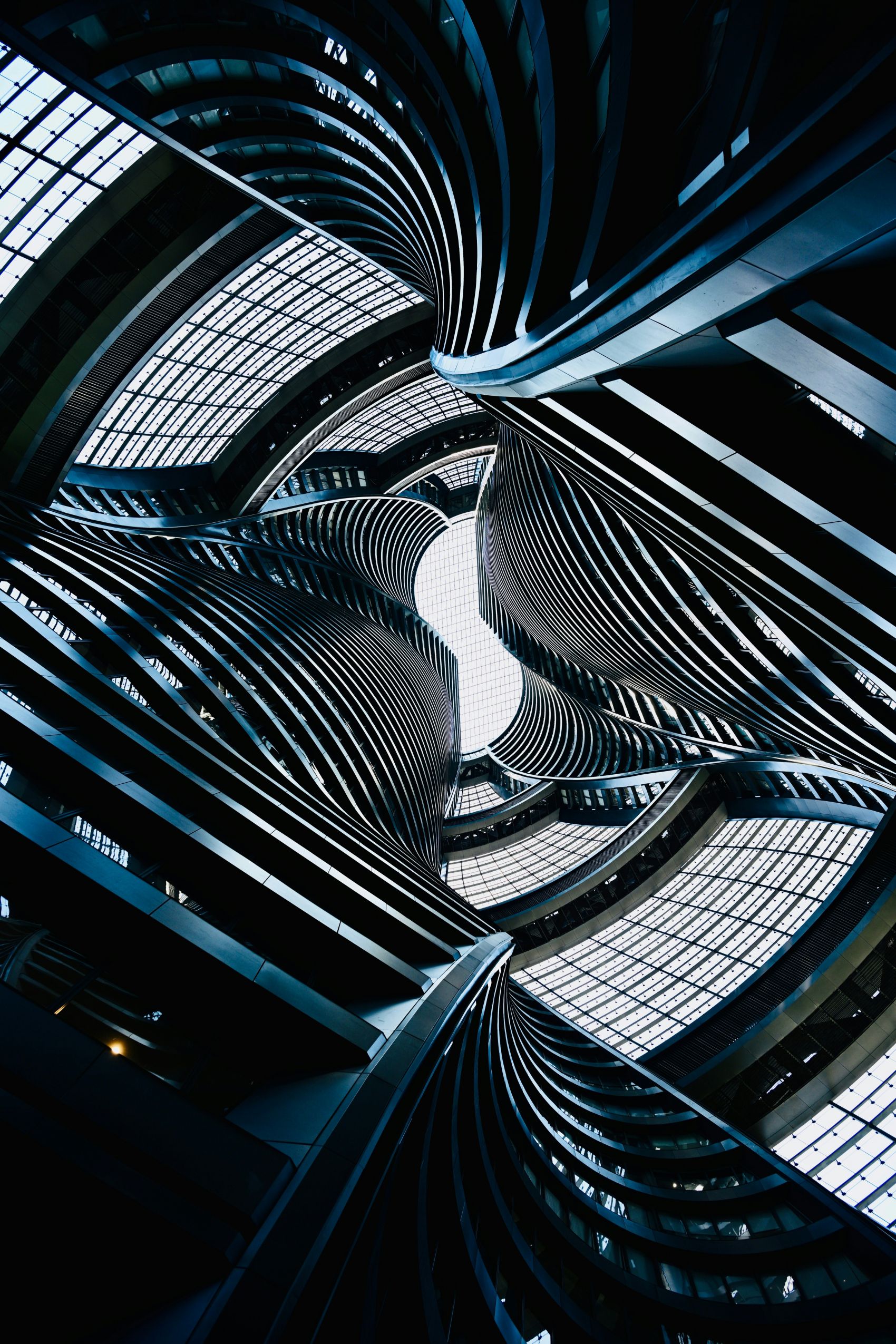 仰拍螺旋大夏外墙图片