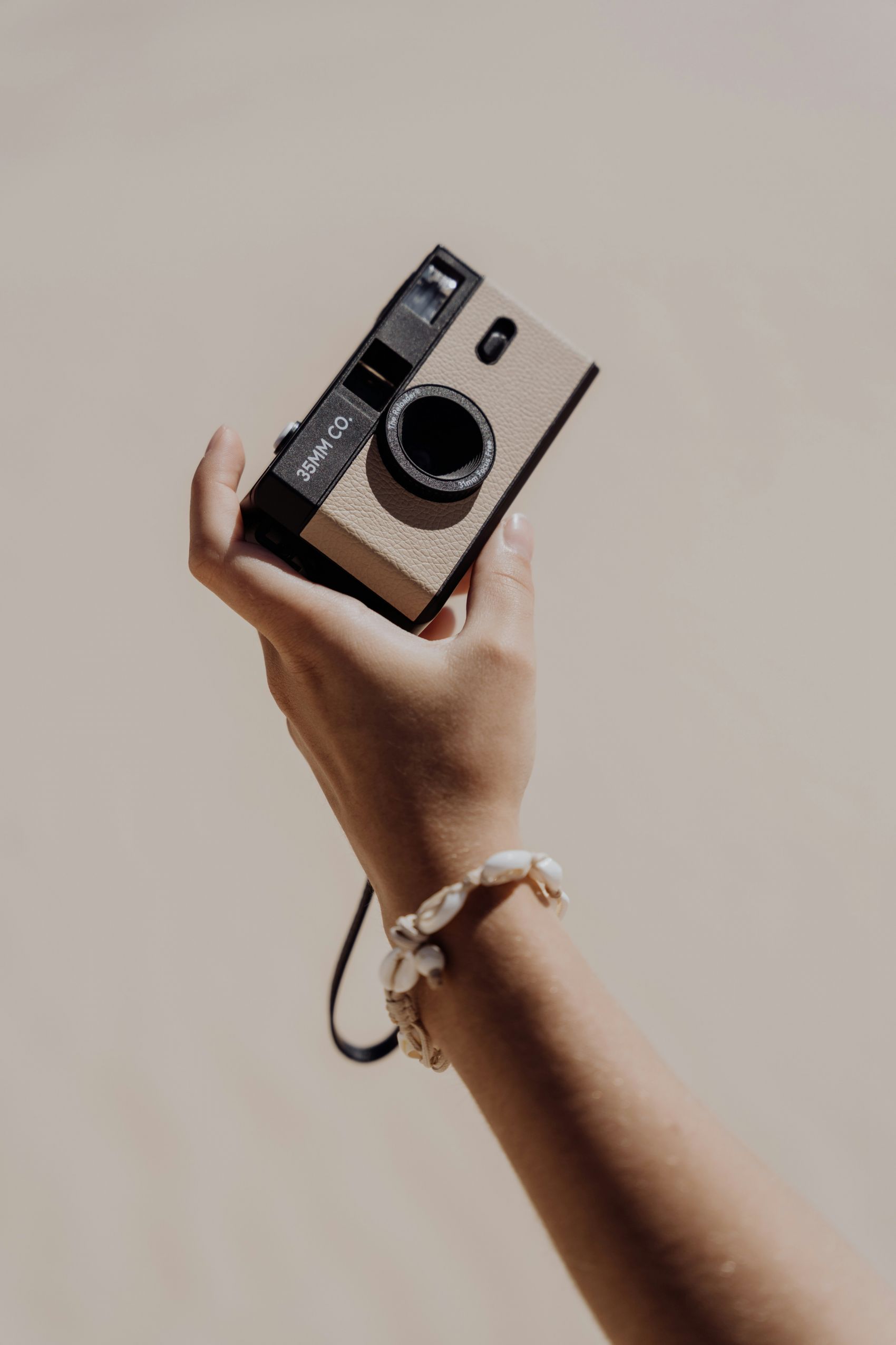 手拿复古相机的图图片