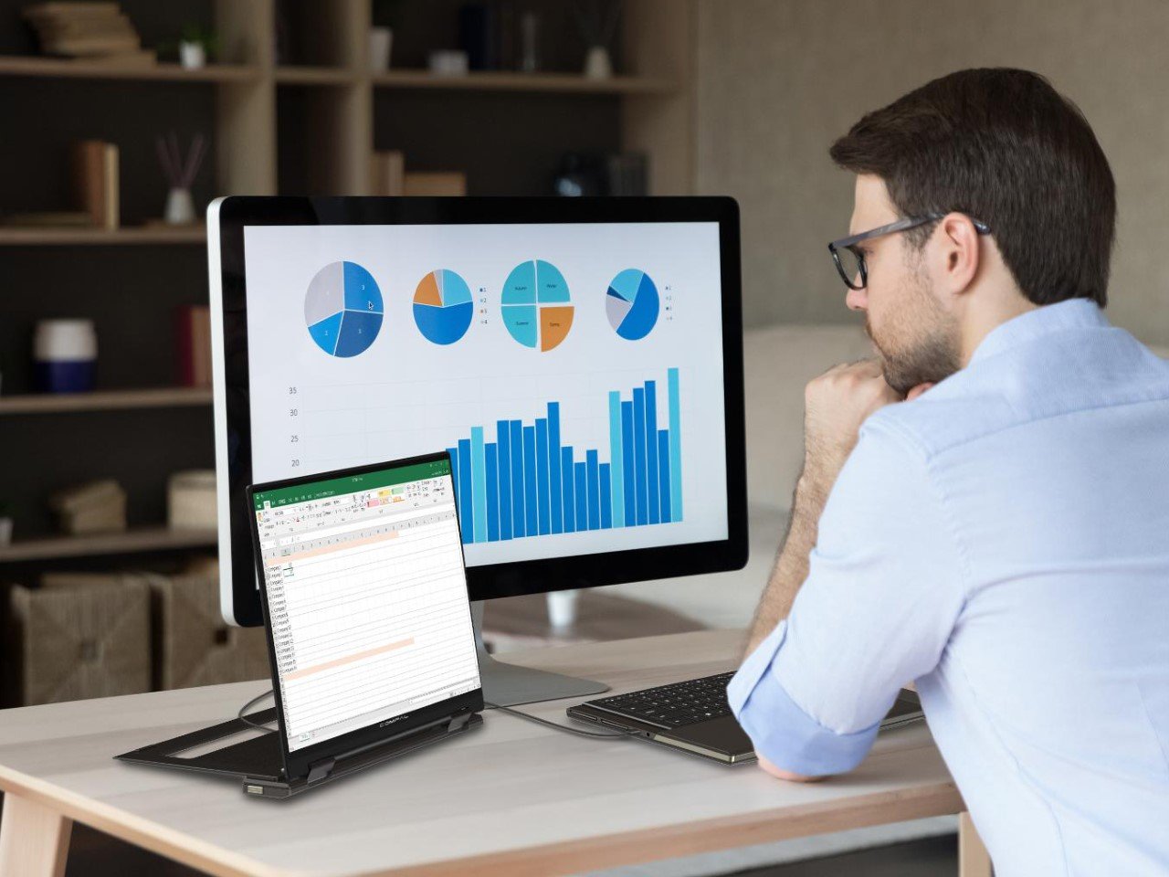 遗憾的是,笔记本电脑的设计不是为了升级。它们被设计得很苗条,而且相当固定。大多数笔记本电脑的组件不是为模块化而设计的,尽管像Framework和现在的仁宝这样的公司正在改变这种说法。认识一下Adapt X,这是仁宝公司今年获得iF设计奖的笔记本电脑概念。Adapt X采用完全模块化的架构,做了两件聪明的事情——首先,它将屏幕、键盘和端口分成单独的部分,便于升级;其次,它还将它们分开,将笔记本电脑变成了一个临时的台式机。松开键盘,屏幕本身就有一个支架,让你在灵活的设置中工作时真正充分利用你的笔记本电脑。听起来非常聪明,我不禁想知道为什么以前从来没有人想过这个。