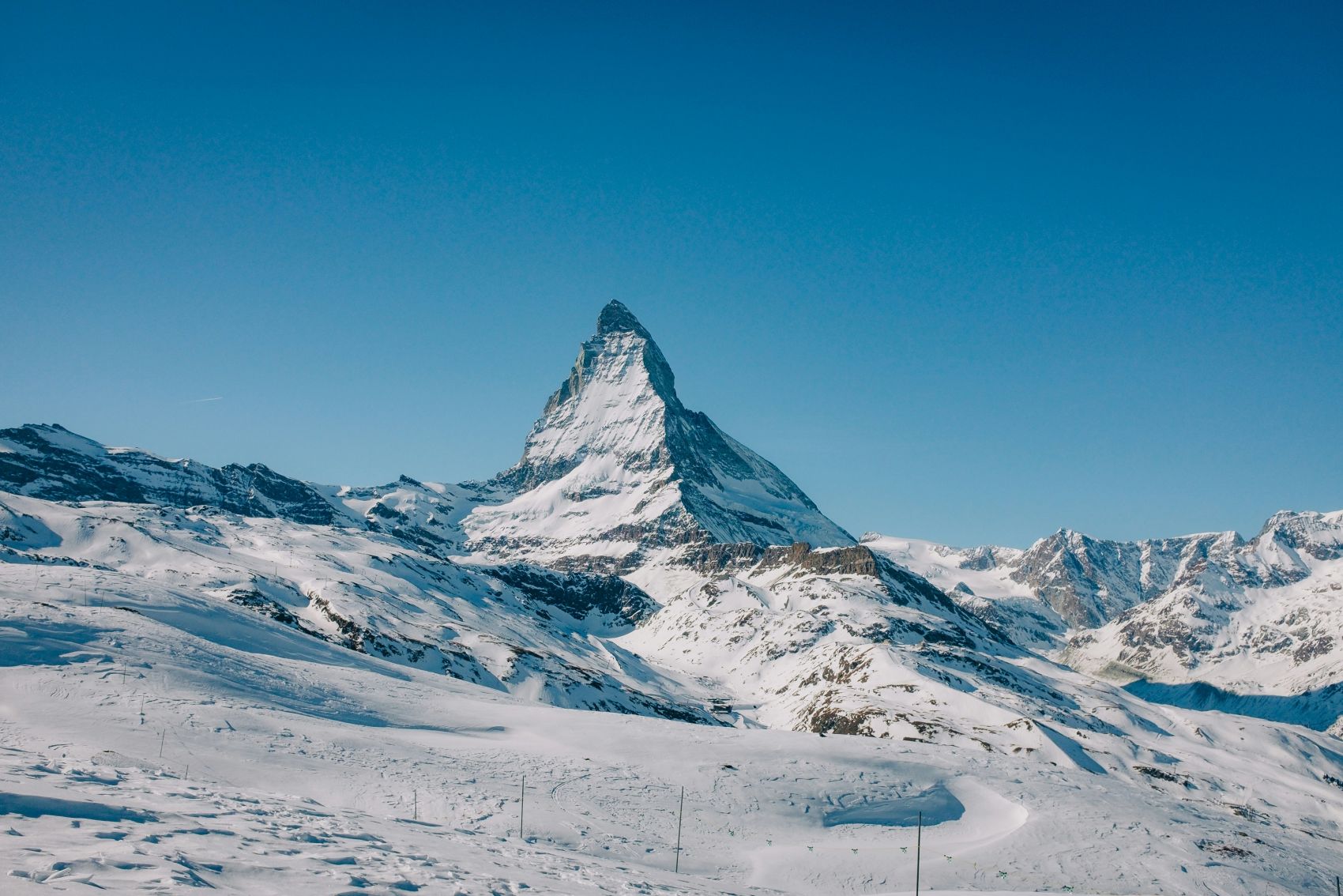 蓝天下的冬季雪峰图片