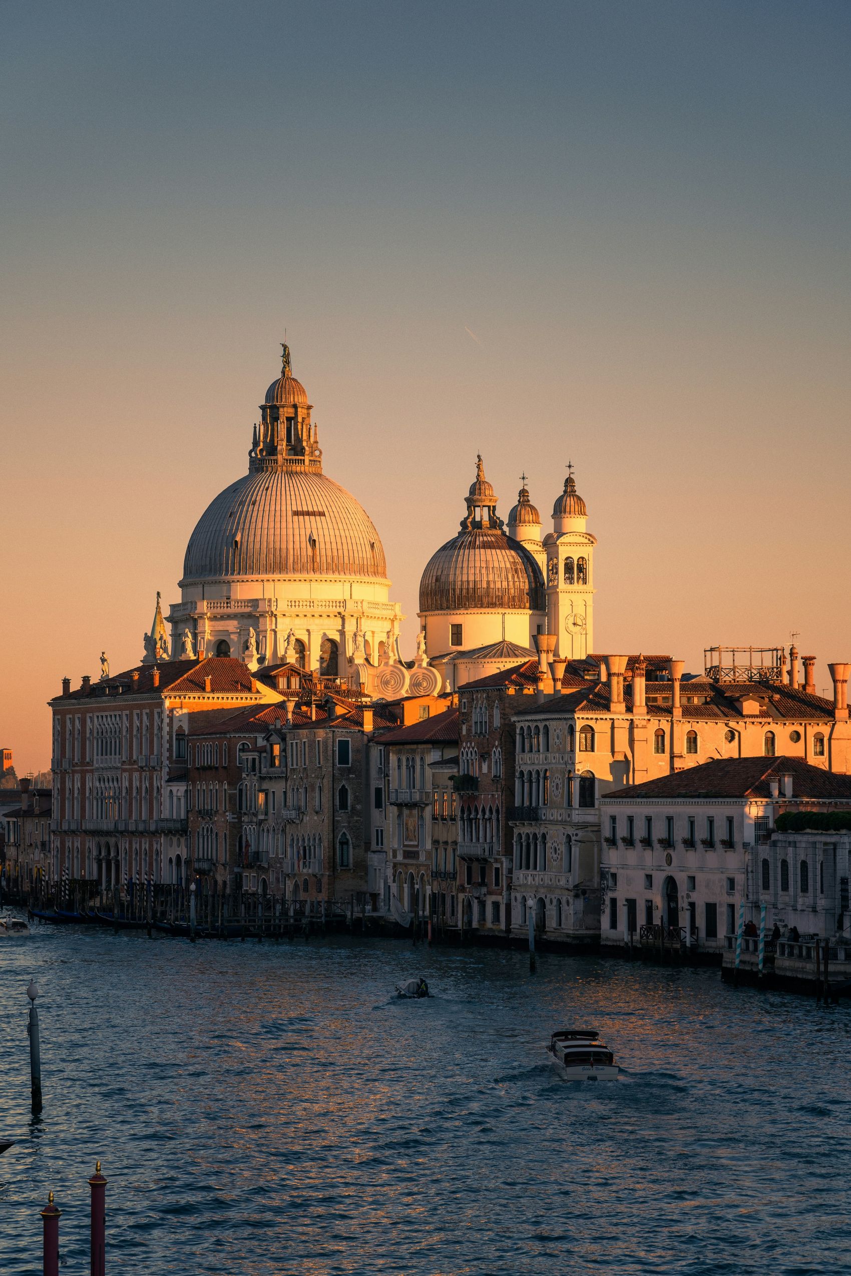 俄罗斯黄昏下的城堡建筑图片