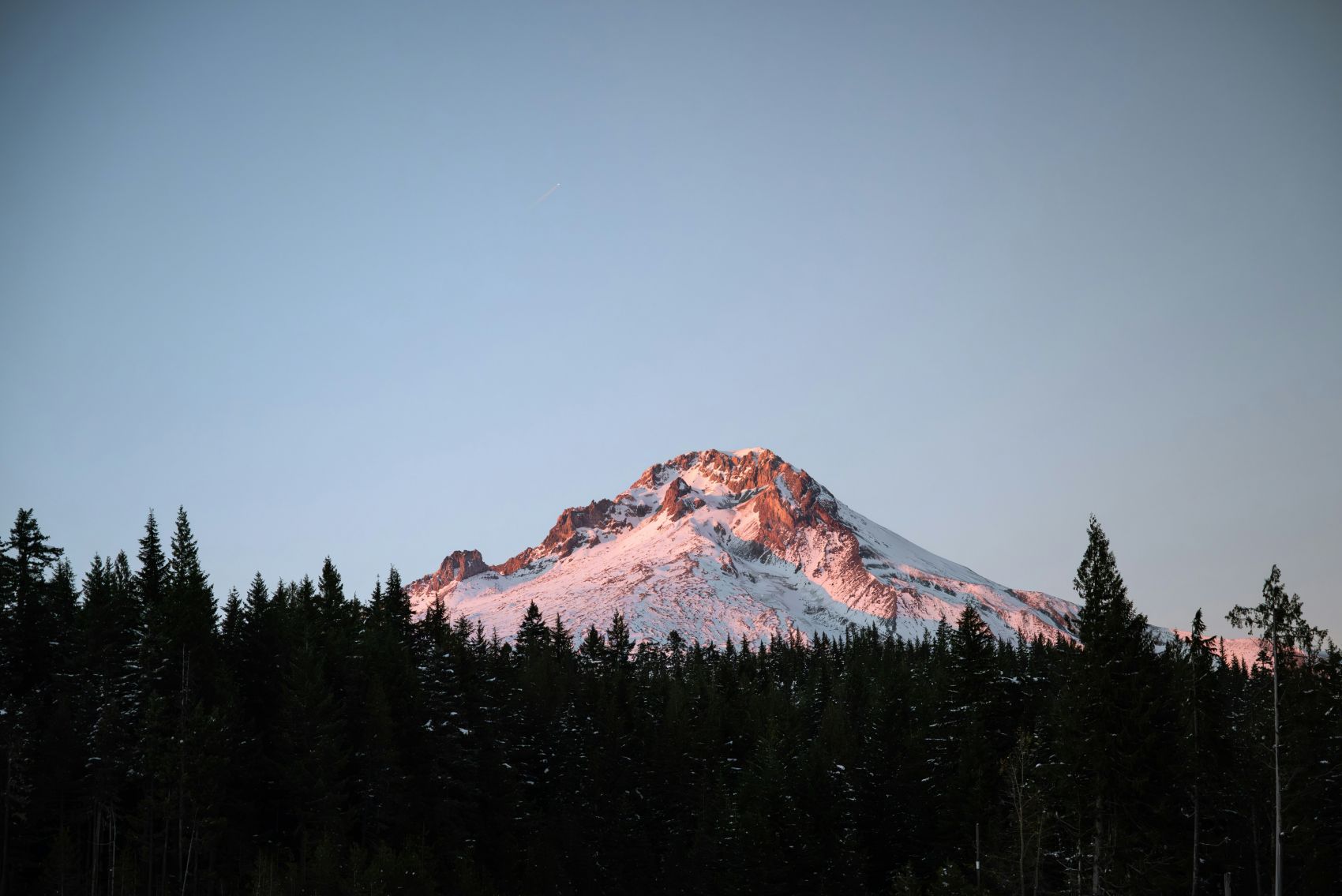蓝色雪山风景图片
