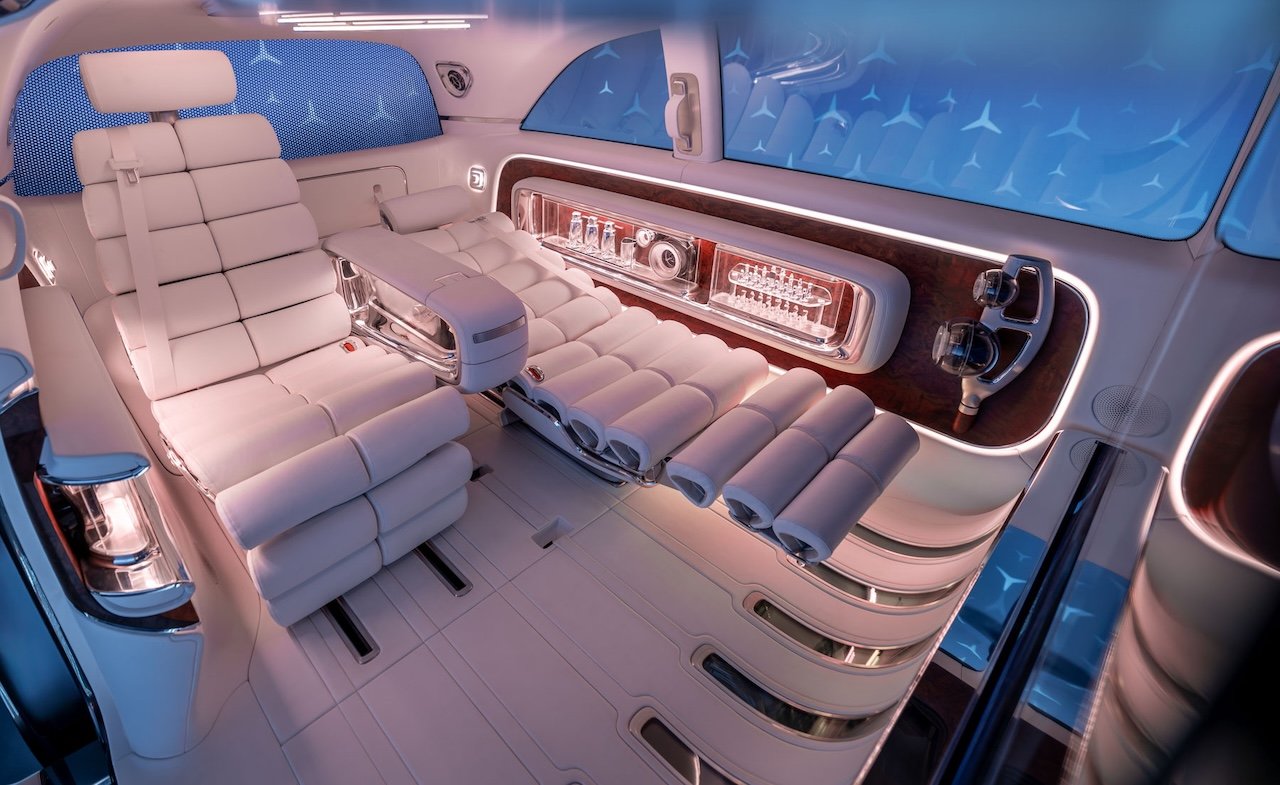 一辆配备65英寸影院屏幕的电动豪华轿车-梅赛德斯-奔驰VISION V汽车---酷图编号18