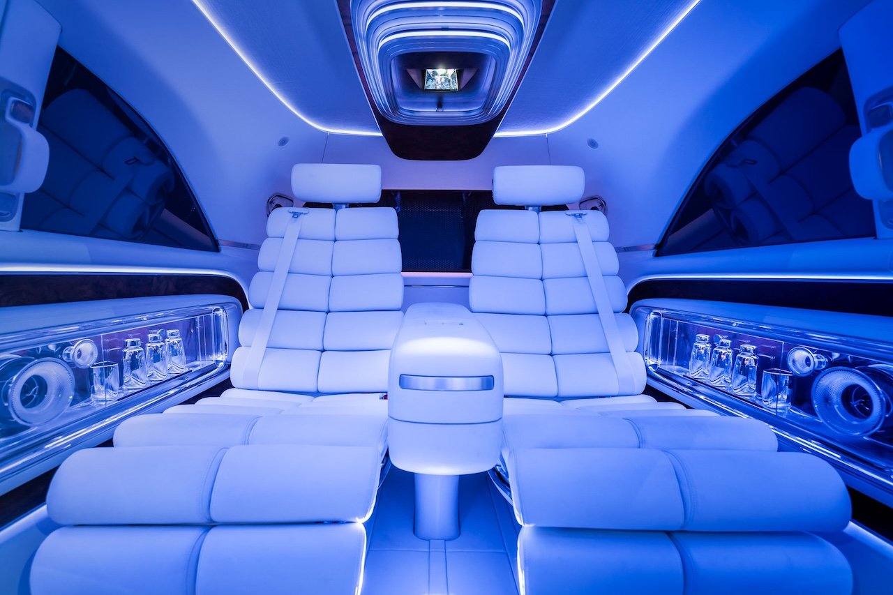 一辆配备65英寸影院屏幕的电动豪华轿车-梅赛德斯-奔驰VISION V汽车---酷图编号9