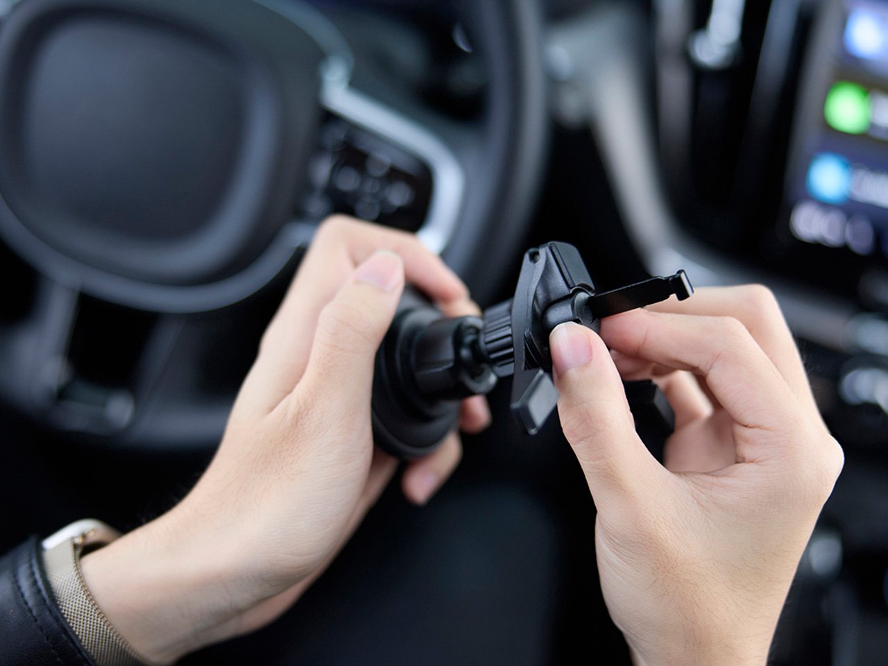 为您IPHONE提供更智能使用CQ2 15W Q2磁性充电的车载支架---酷图编号2