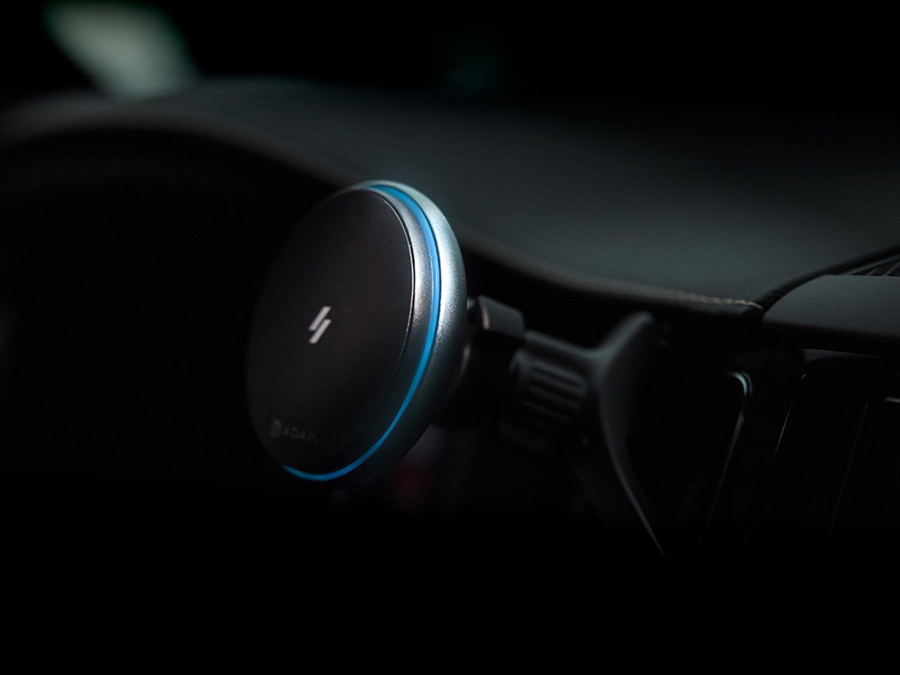 为您IPHONE提供更智能使用CQ2 15W Q2磁性充电的车载支架---酷图编号1