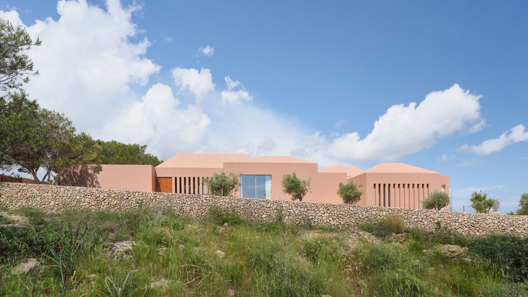 Nomo Studio将梅诺卡岛房屋的墙壁和屋顶包裹在泥土渲染中图片