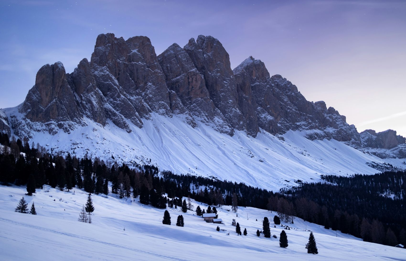 紫蓝色雪山风景图图片