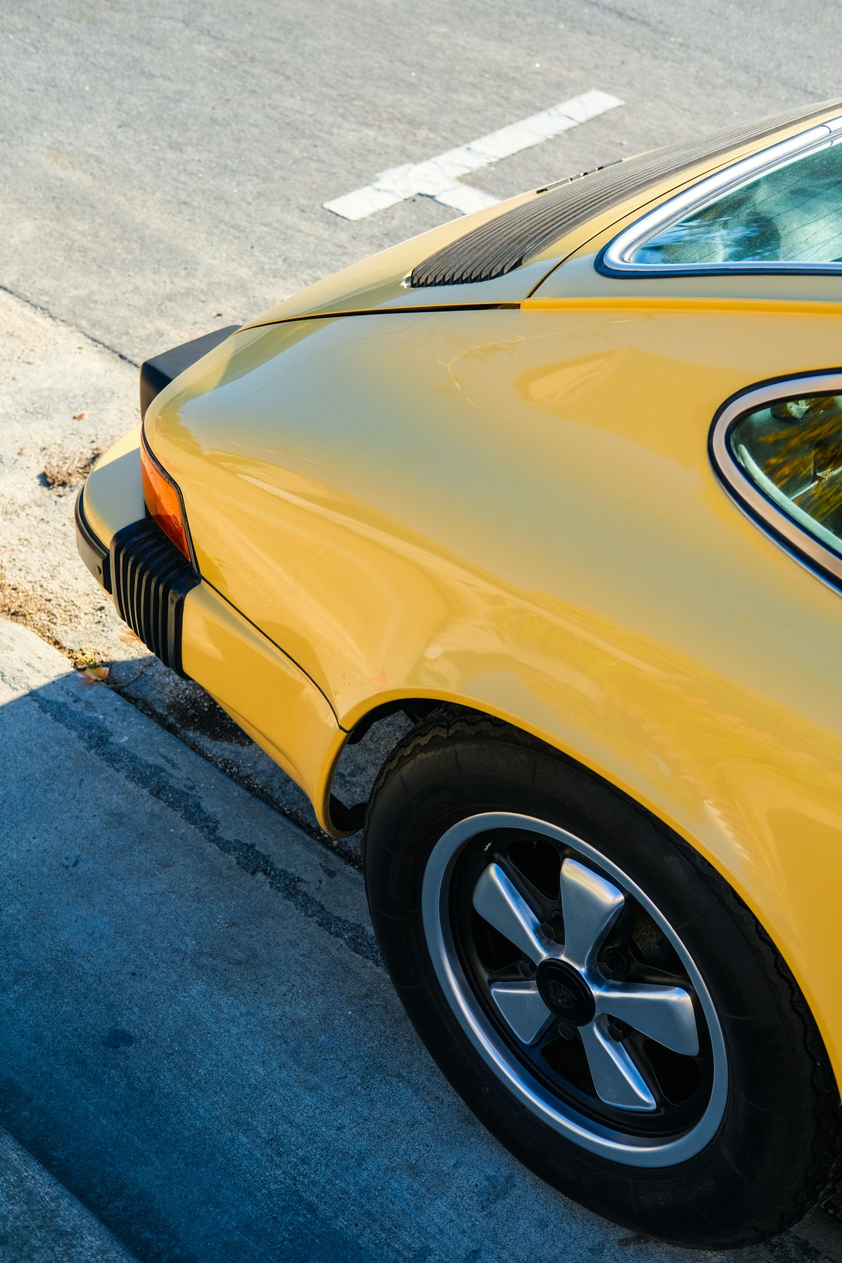 橘黄色老爷车尾部写真图图片