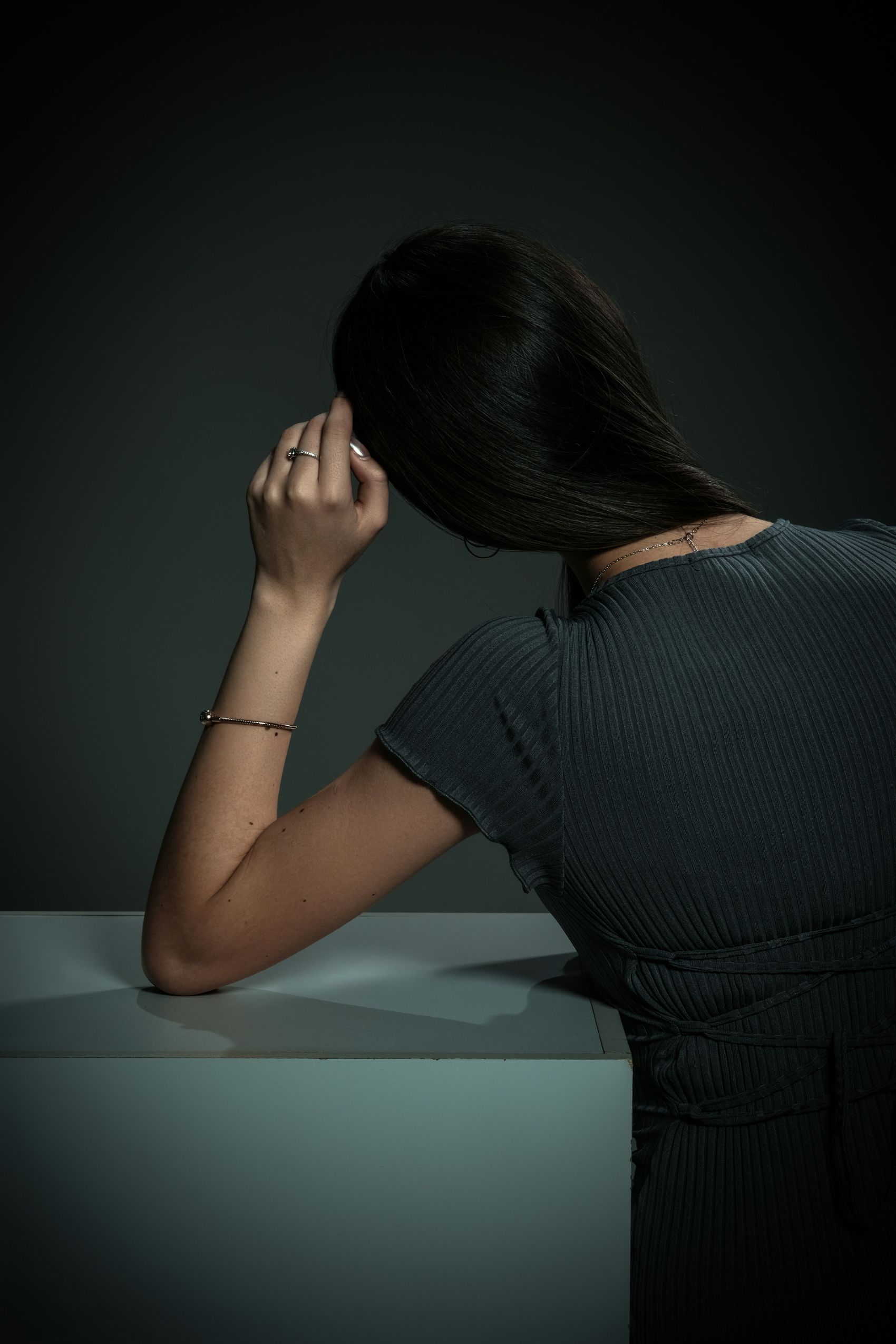 时尚女性背部摄影图图片