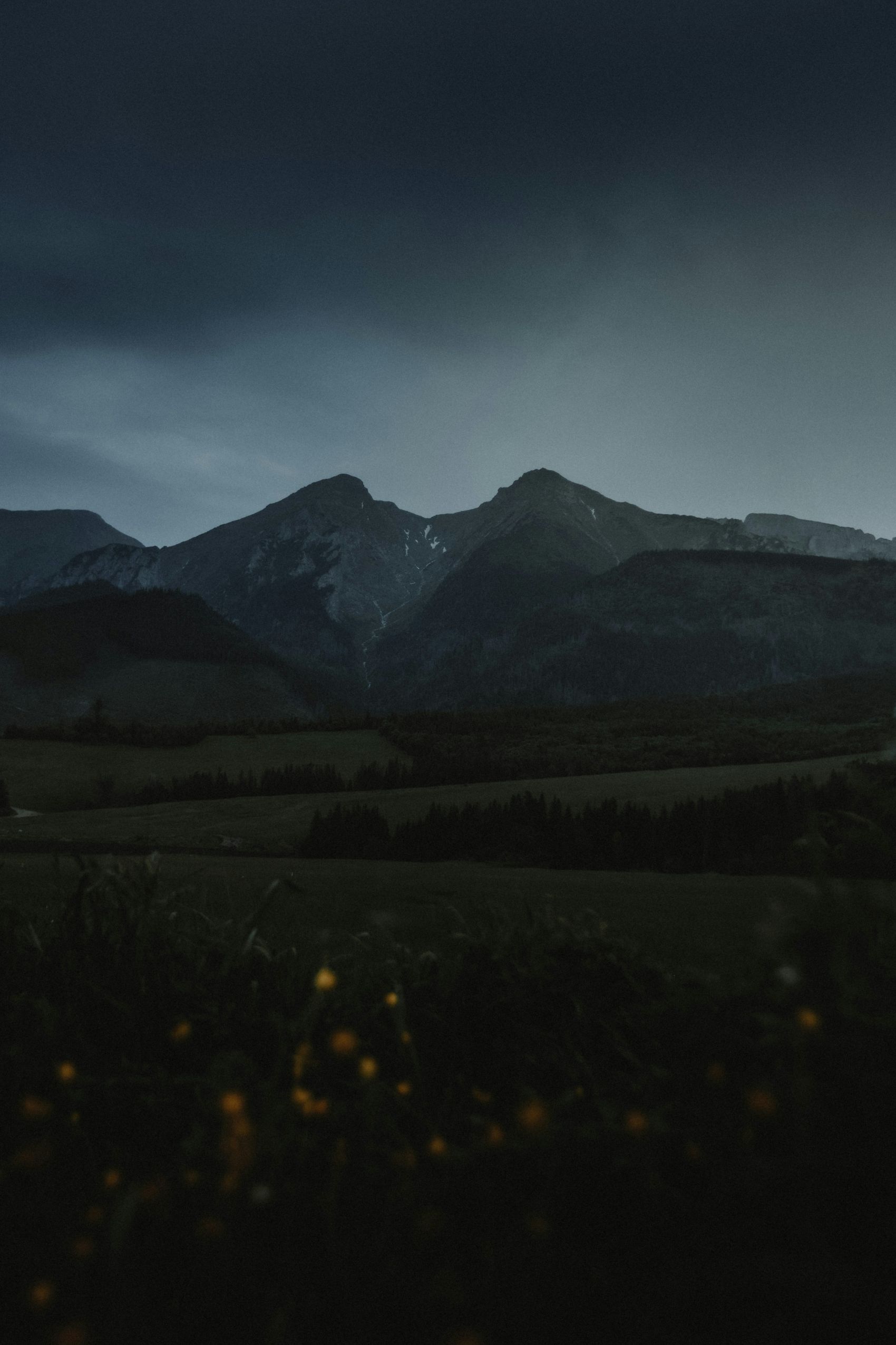 夜色群山美景图片