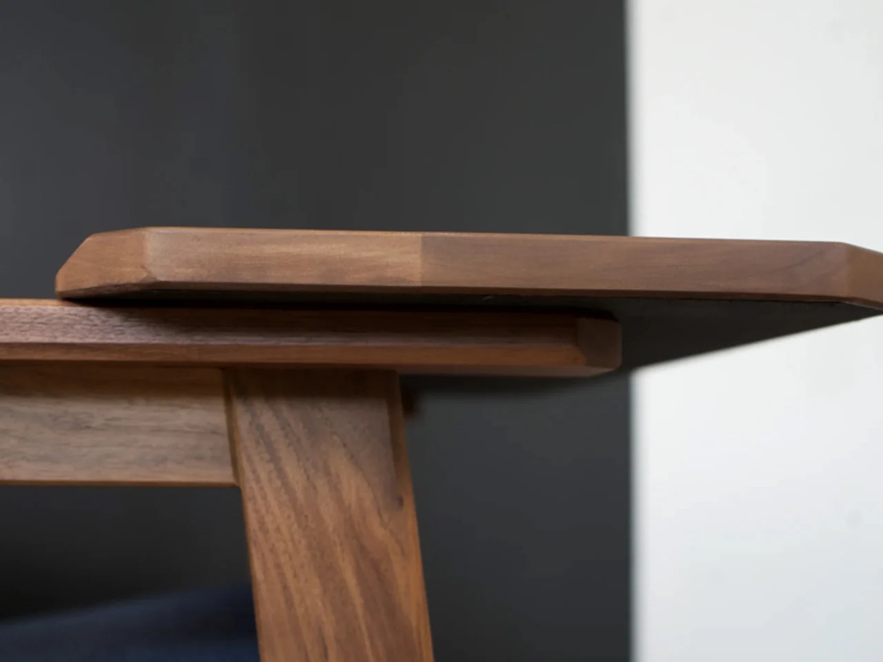 将轻松工作站和休息室与中世纪美学相结合的磁性模块化扶手椅---酷图编号2