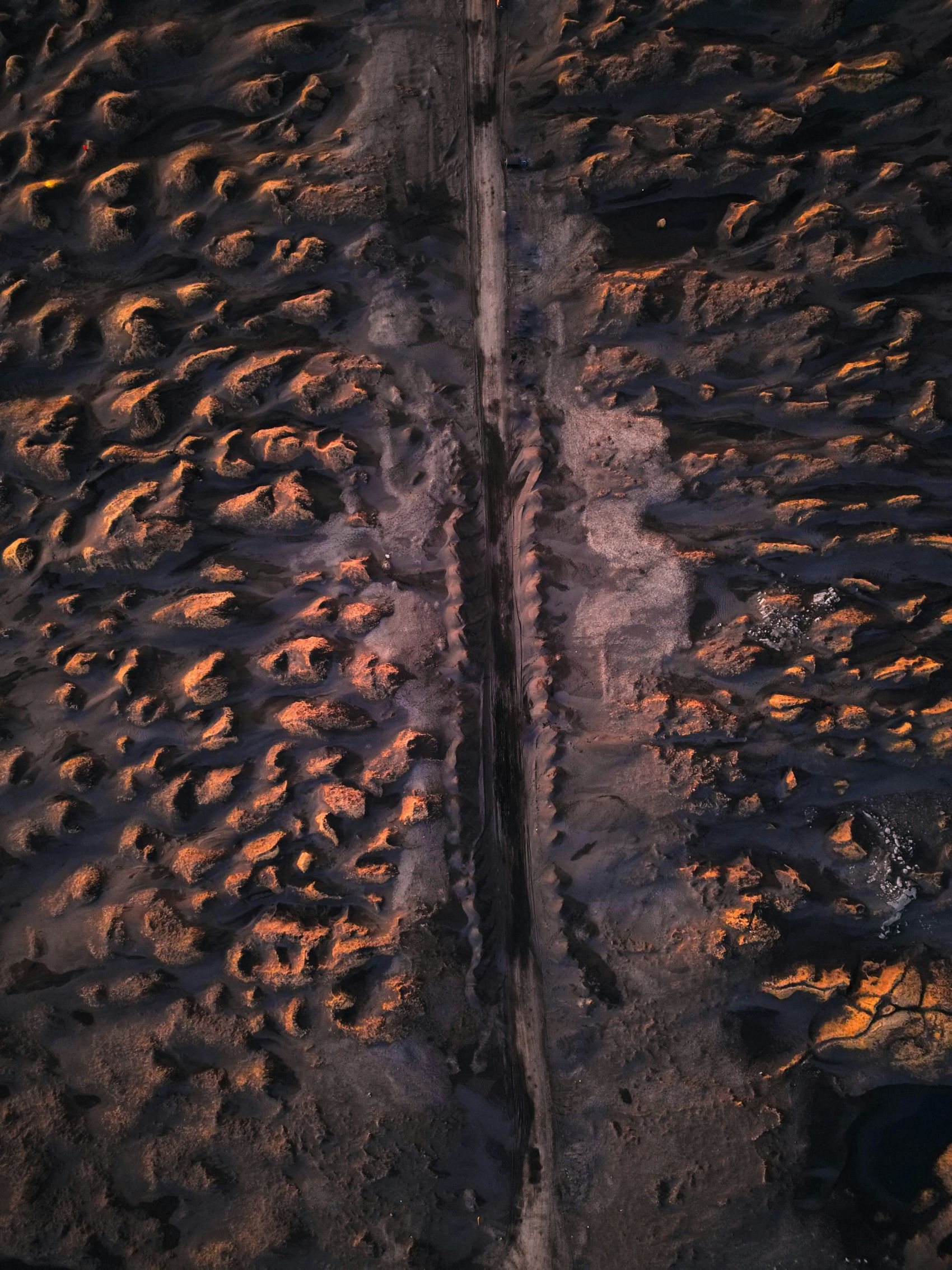 坑坑洼洼的路图片