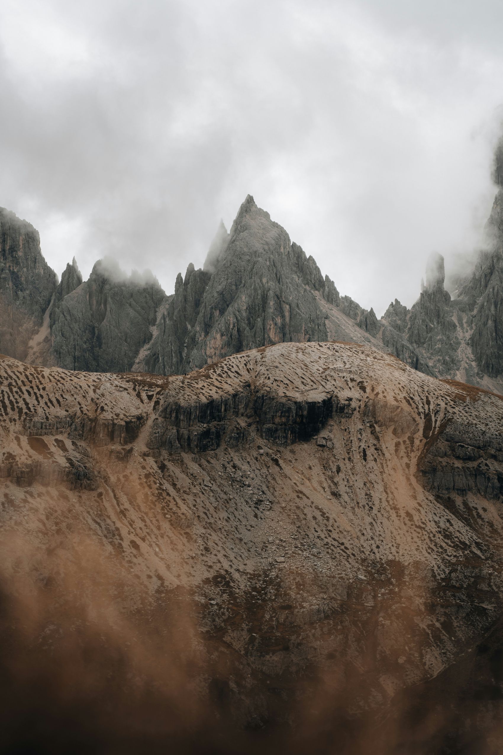 云雾缭绕的山峰图片