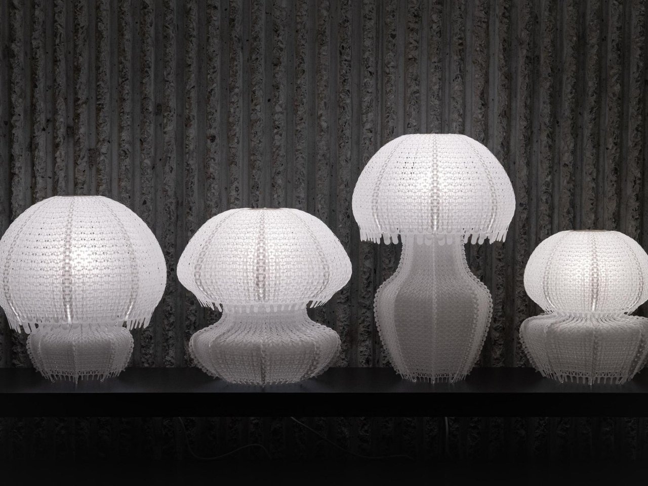 将海洋塑料转化为艺术家居装饰的-水母装饰灯图片