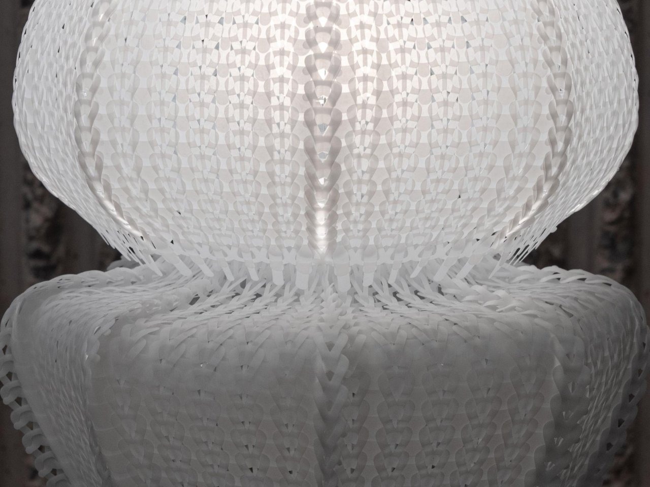 Polycycle Illumination的魔力始于其水母风格的轮廓。每个灯罩都使用先进的参数化设计进行建模,原始算法生成柔软、漂浮的形状,让人联想到水母。当然,这些正是受到塑料污染威胁的生物。灯罩由针织的互锁单元制成,既可压平又坚固,将计算精度与手工组装艺术融为一体。