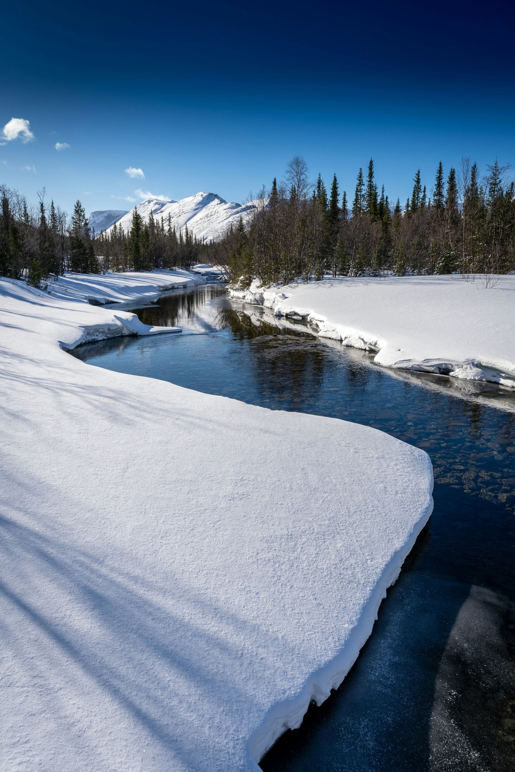 冬日河谷雪景自然风光图片