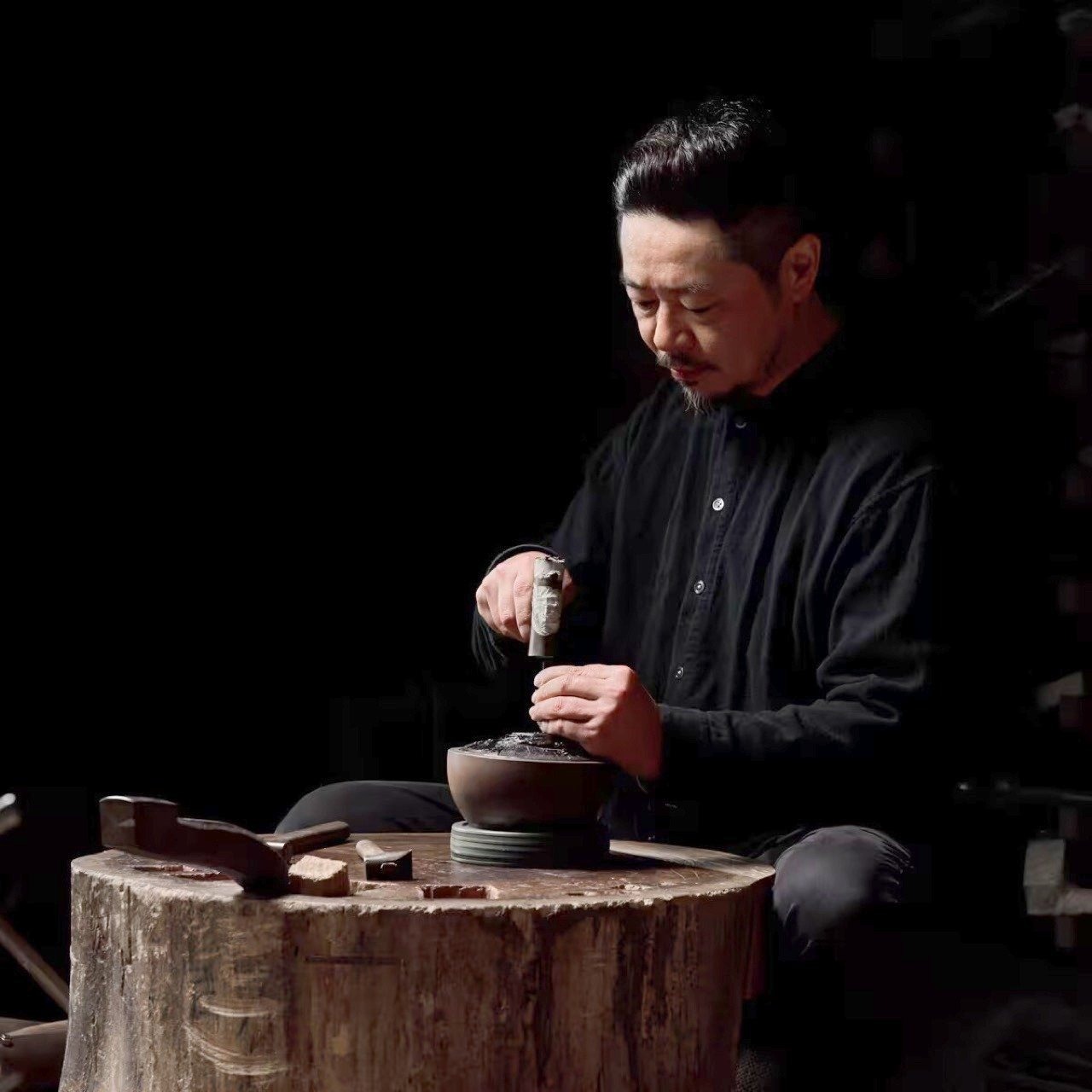 卡西欧与日本工匠合作-推出具有手工锤打纹理的新款手工锻造G-SHOCK手表---酷图编号1