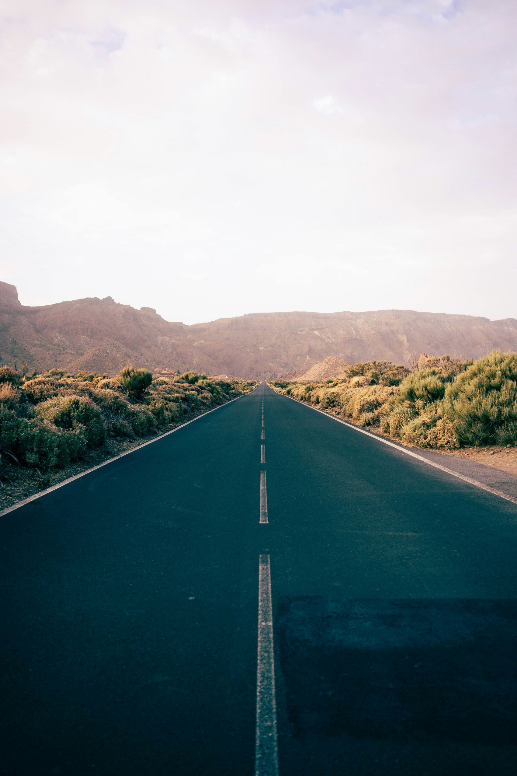 公路延伸至远山的自然风景图片