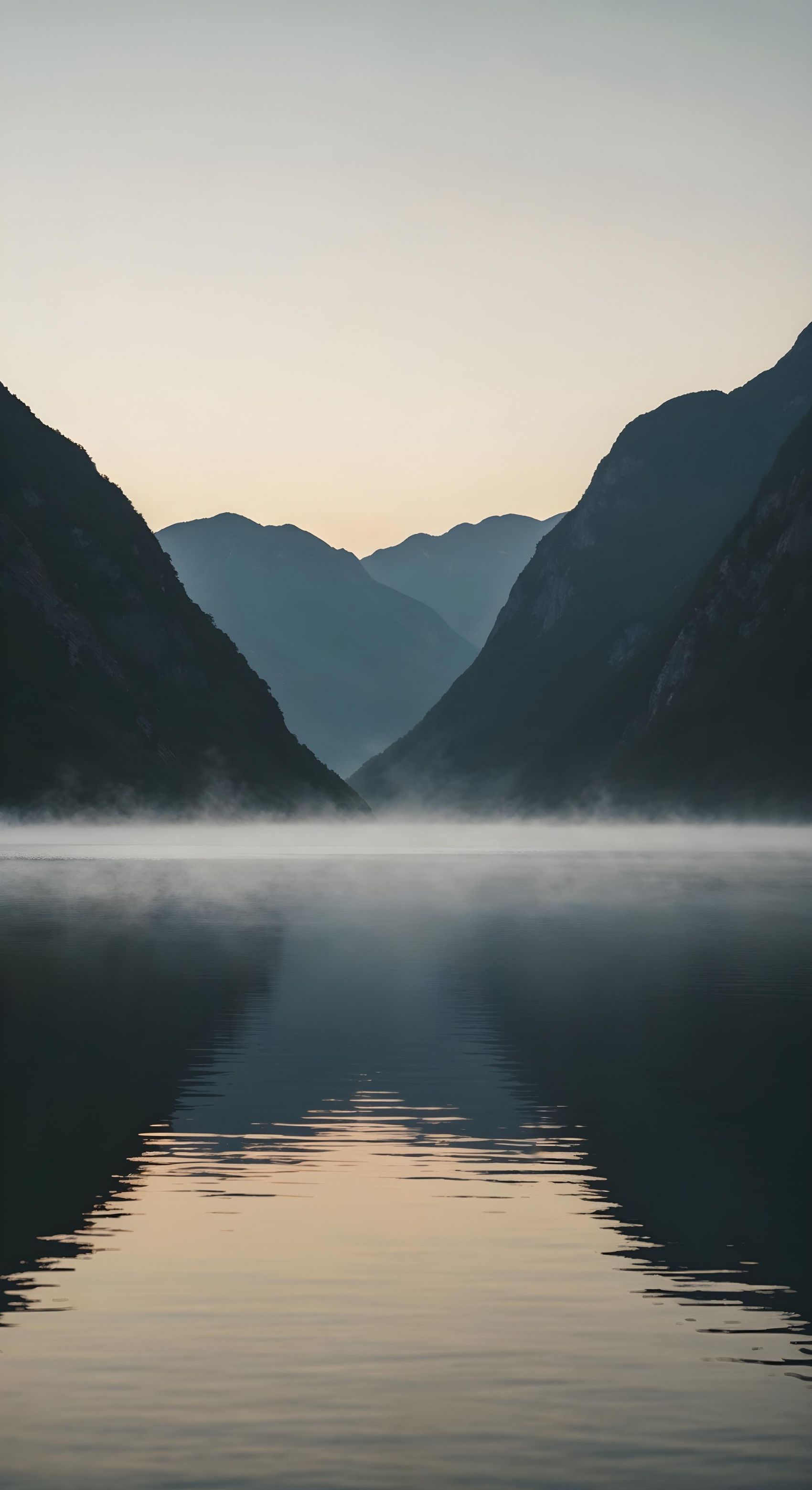 山水间的晨雾与光影图片