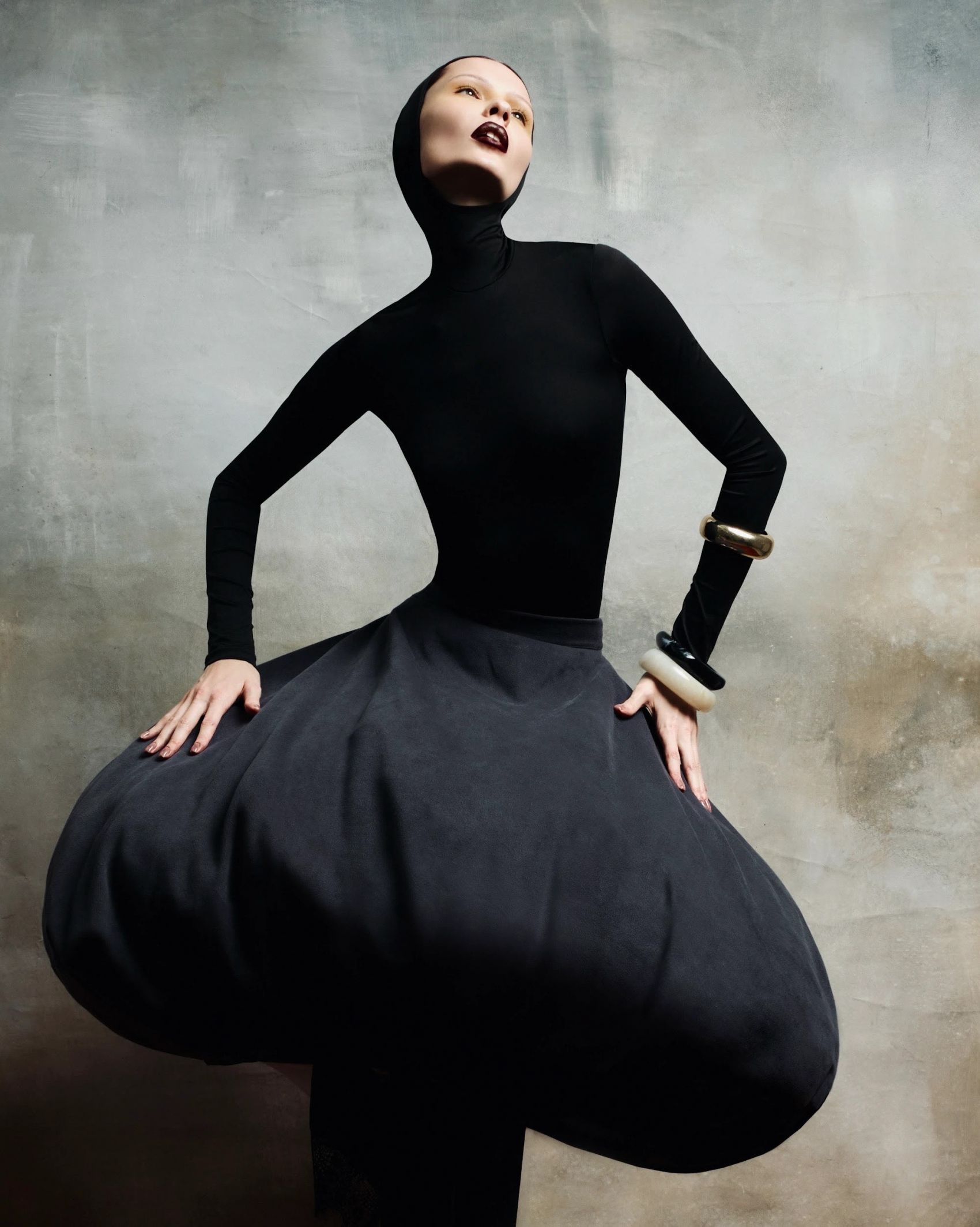 STOLNIK-暗黑系先锋时尚人像:紧身衣与膨裙的极简高奢造型摄影图片