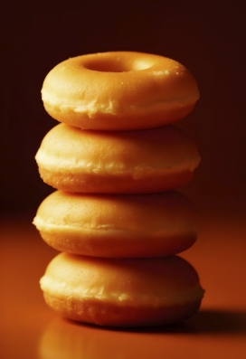 四块叠在一起的甜甜圈饼干