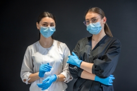 戴蓝色手套的女医生