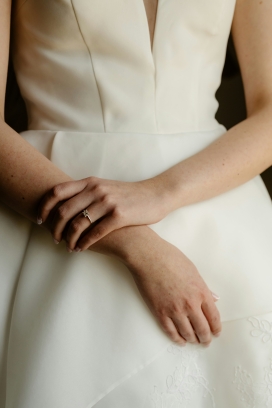 身穿白色礼物优雅的手