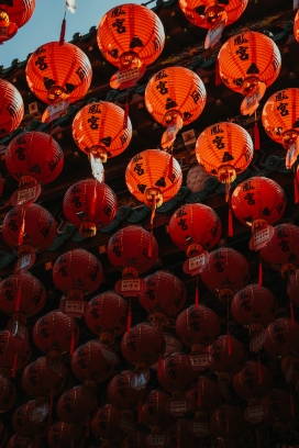 挂满中国风红色灯笼