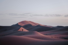 沙漠孤影-天地间的独行意境
