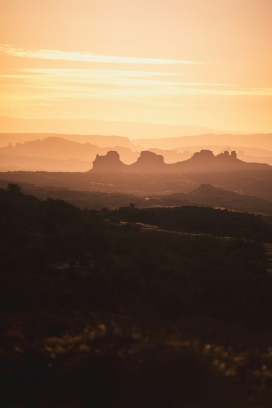 落日山野-黄昏晕染的大地轮廓